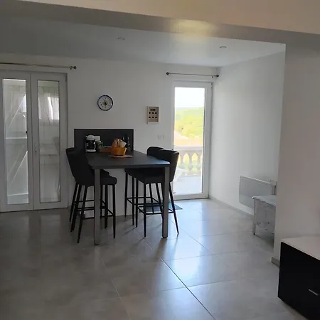 Apartment 101 Barbe *