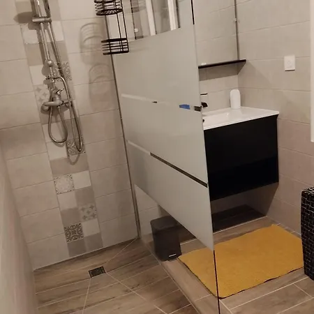 101 Barbe Apartment *